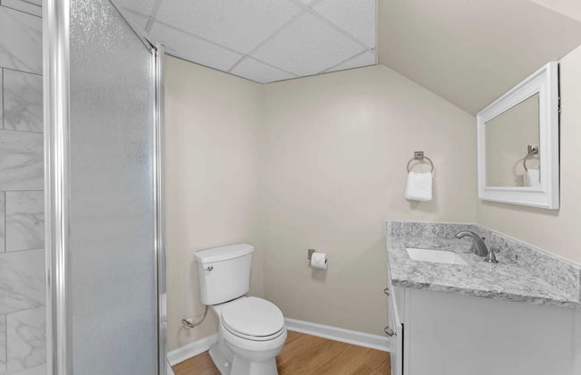 Pleasant Cove Waterfront Getaway With Fire Pit, Deck, and Lake Views - Foto 32