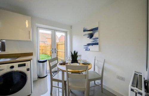 3 BedRoom house, Sleeps 6 with Full Kitchen, Garden and Free Parking - FREE Wi-Fi near Milton Keynes Bowl - Foto 35