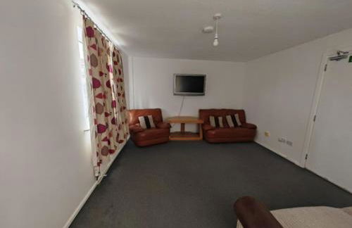 Cosy 4-Bed House Near Town, for Work or Rest - Photo 1