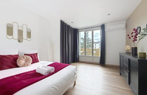 Le Baron Rouge - T4 Élégant & Spacieux - Parking Privé - 6 personnes - Climatisation - Centre ville de Saint-Etienne - Foto 5