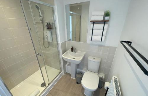 Modern 2-bedroom apartment, free parking for 2, walking distance to town centre - Foto 16