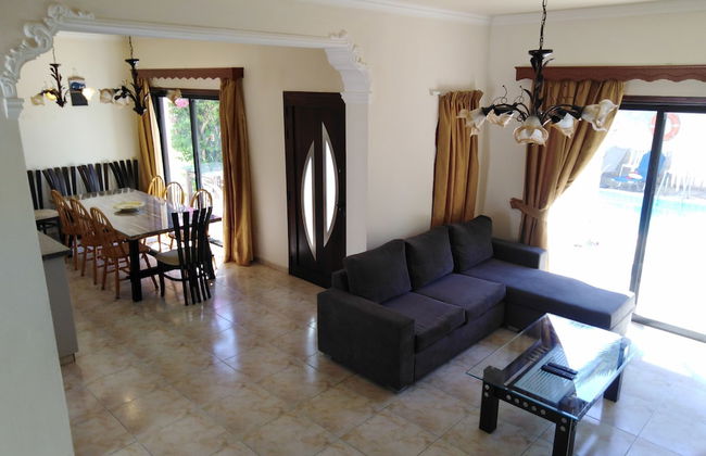 Lovely six Bedroom Villa in Coral Bay - Photo 40