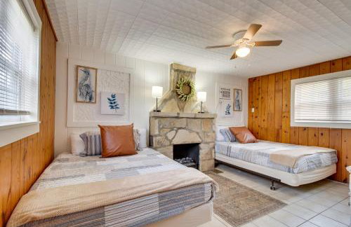 Mountain Home Cabin with Fire Pit Less Than 1 Mi to Lake! - Foto 12