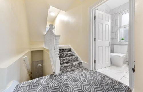 Lovely 4-BR Home In Leyton - Sleeps 14, Near Tube, Arcade, 100inchTV - Foto 45