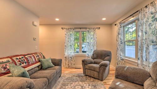 Sun-Dappled Retreat - Walk to Wickaboag Lake! - Foto 4