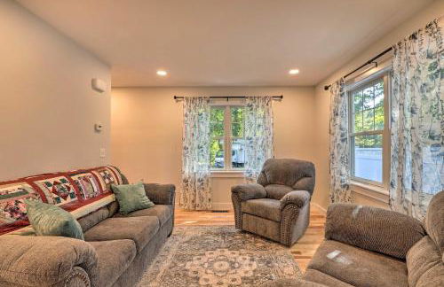 Sun-Dappled Retreat - Walk to Wickaboag Lake! - Foto 4