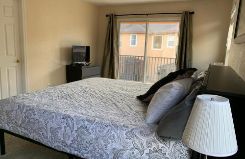 Spacious 4 BR Townhouse with 2 King Size Master Bedrooms, 3 miles to Disney, Free WiFi and Free Parking - Foto 35