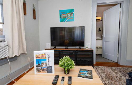 Bright and Sunny Springfield Carriage House - Photo 4