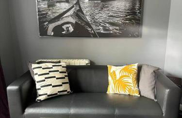 Two bedroom flat close to meadows with free parking by parking permit - Foto 9