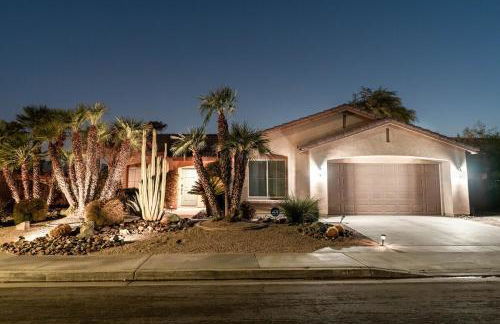 Spacious Yard, Sparkling Pool & Spa, Firepit, 9beds! - Photo 56