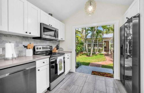 Tropical Estate w/ Guesthouse & Pool. Sleeps 8! - Foto 8