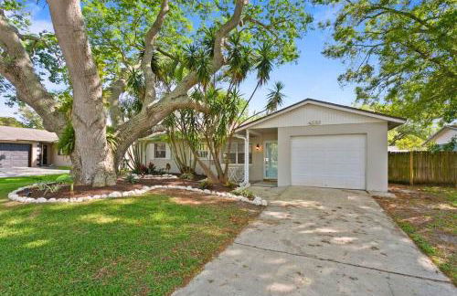 Sunny Palm Cottage W/ Hot Tub + Fire Pit + Grill + 10 to Beach! - Foto 6