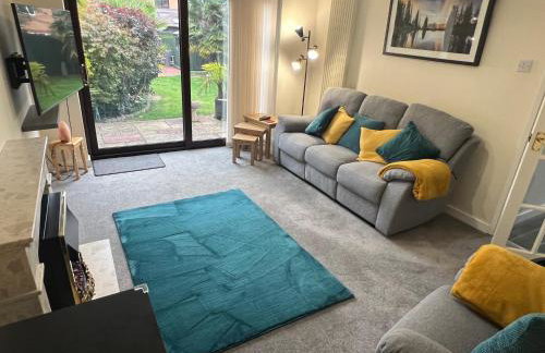 Superb Comfy 2 Bed House, Responsive & Caring Hosts Free WiFi & Parking, Close to MK Centre, Train Station, Santander, Network Rail by Webbhill Stays - Foto 60