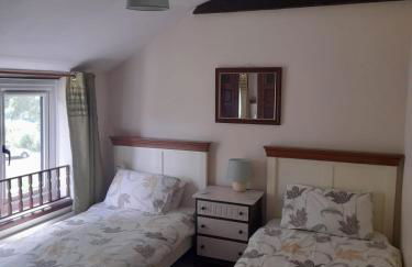 Parlour Family-Friendly Devon Cottage, Sleeps 8 with Indoor Pool, Tennis Court and Direct Access to the Tarka Trail for cycling - Photo 3