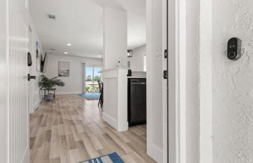 Relaxing 2BR Florida Home Close to Beach - Photo 28