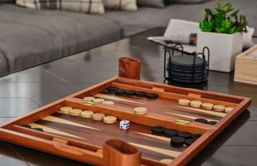 Chic Renovated Chalet with Private Pond - Foto 10