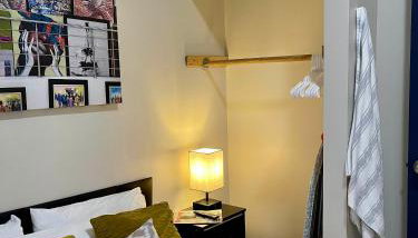 Cozy Studio Staycation - Brooklyn close to Train stations - Foto 3, wardrobe