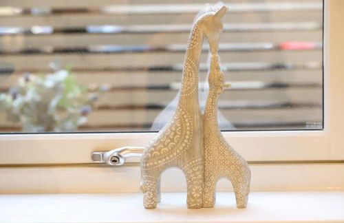 Spacious 3-Story Retreat with Rooftop Terrace and Modern Amenities - Foto 91