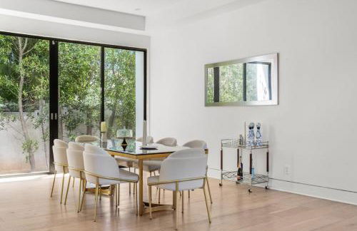 Luxurious Retreat - Modern House with Pool - Photo 20