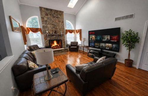 Luxury 5BR Retreat - Hot Tub - Game Room - 2 Fire Pits - Foto 5