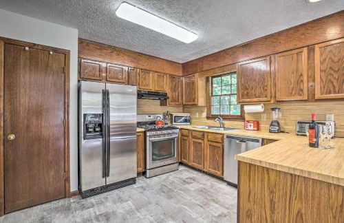 Quiet Home with Fire Pit - 1 Mi to Downtown Acworth! - Foto 9