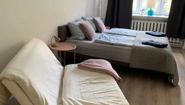 Erdgeschoss-Wohnung mit 2 Schlafzimmern, Balkon und Parkplatz - Foto 4