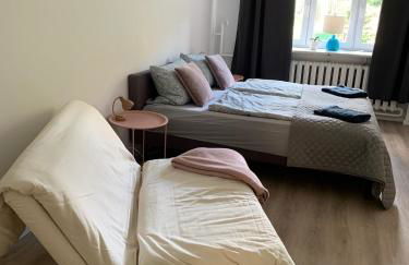 Erdgeschoss-Wohnung mit 2 Schlafzimmern, Balkon und Parkplatz - Foto 4