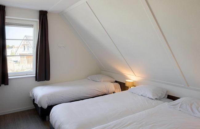 Villa in Nieuwvliet-bad Near the Beach - Photo 2