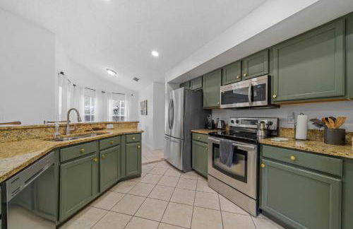 Stunning 4-bedroom Villa w/ Pool - Close to Disney Parks and Gulf Courses! - Photo 8