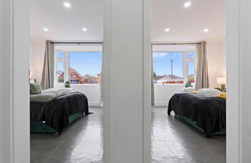 Beautiful Home, Free Parking For Large Groups Sleeps 10 Book Now! - Foto 37