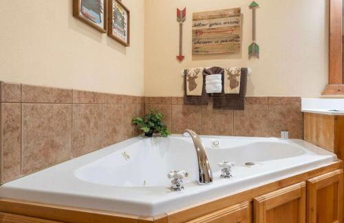 Simon's Treetop Cabin - 2 BDR in Popular Resort - Foto 35