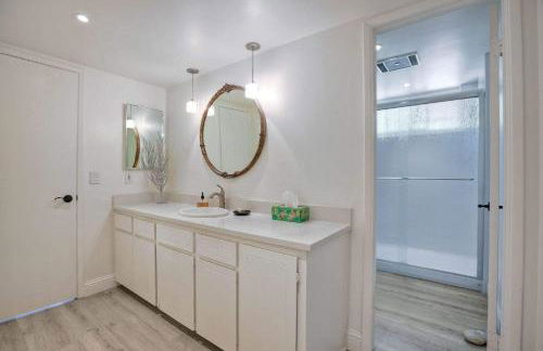 Serene Coastal Home Sleeps 8 - 1 Mile from Beach - Foto 38