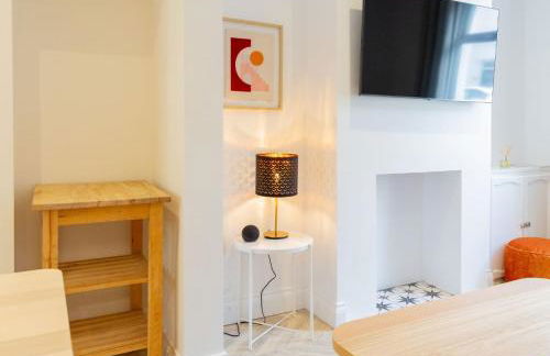 Bright & Airy 2BD - 10 mins walk to Chelt Centre! - Photo 46