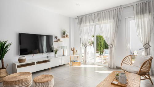 CASA LA PLAYA-CONIL Vacaciones de Lujo en Conil con Todas las Comodidades NETFLIX-HBO-DISNEY-CANALES DE FUTBOL-WIFI ALTA VELOCIDAD-SMART TV 65"-ALEXA - Foto 2