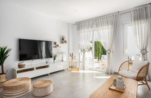 CASA LA PLAYA-CONIL Vacaciones de Lujo en Conil con Todas las Comodidades NETFLIX-HBO-DISNEY-CANALES DE FUTBOL-WIFI ALTA VELOCIDAD-SMART TV 65"-ALEXA - Foto 2