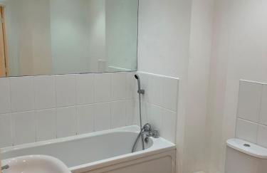 2 Bed 2 Bathroom Apartment central location - Foto 2