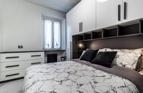 Black & White or Pop Art - Design Apartments with Parking & WiFi - Photo 17