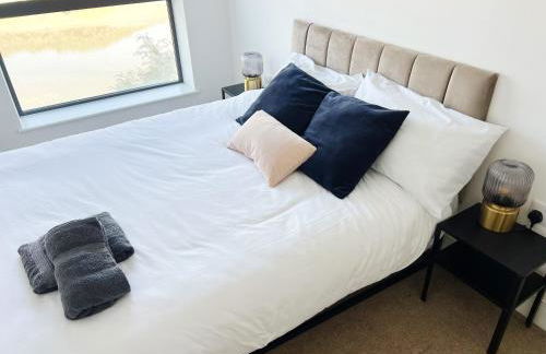 Stunning Riverside View Apartment, near Canary Wharf & O2 - Photo 19