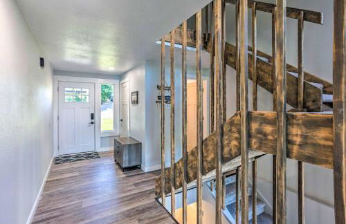 Lakeside Lacey Gem with Sauna and Private Dock - Foto 6