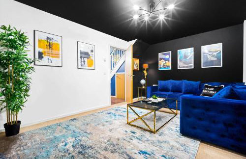 Stylish Manchester 4 Bed House with Garden - 4 Doubles Beds & 1 Single Bed - Sleeps 9 - Salford - FREE PARKING - SMART TVs in every bedroom - FREE NETFLIX - 6 min to City Centre, Close to Trafford Centre, Etihad Stadium, Manchester Arena, Clubs & more - Foto 23