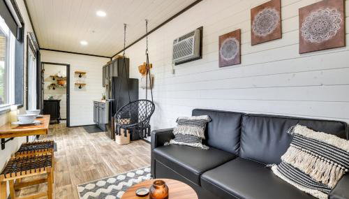 Remote Strawn Container Home with Hot Tub! - Foto 4