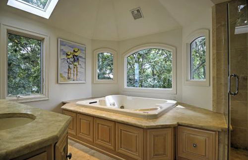 Elegant Riverfront Home with Expansive Views - Foto 17