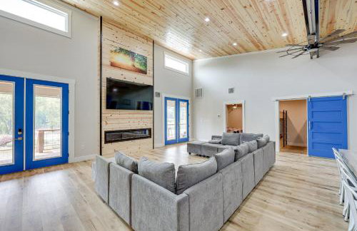 Riverfront Caddo Shack Home with Views and Fire Pit - Foto 3