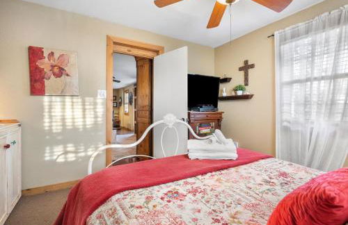 Barndominium with Farm and Firepit near Lake Georgetown - Foto 17