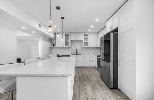 Contemporary Family Oasis Pool and Comfort - Foto 9