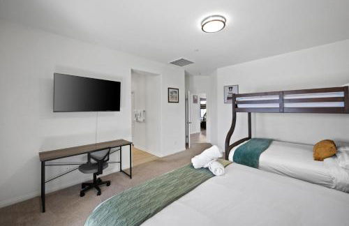 Views, Gameroom, Saltwater Pool & Hot tub, Firepit by MariamsBnb - Foto 27