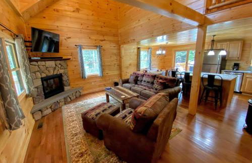 Brand New Log Home Well appointed great location with AC wifi cable fireplace firepit - Foto 4