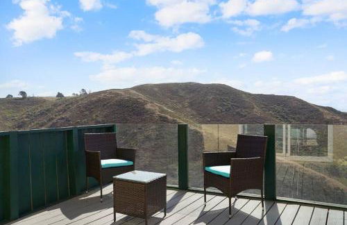 Mountain View 2BR 1 Bath Retreat with Private Lanai - Photo 14