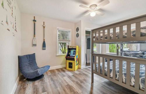 Family Friendly Beach Escape - Modern Retreat near Beaches - Sleeps 6 - Fast WiFi - Foto 12