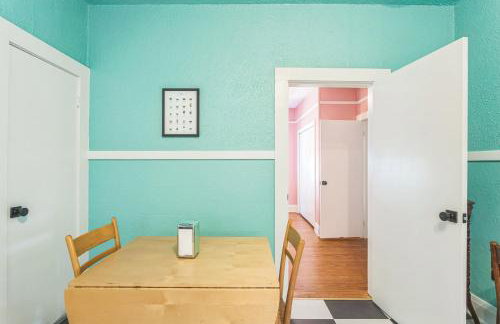 Retro Revival with Modern Comfort - A Mid-Century Gem in Gonzales LA - Foto 2